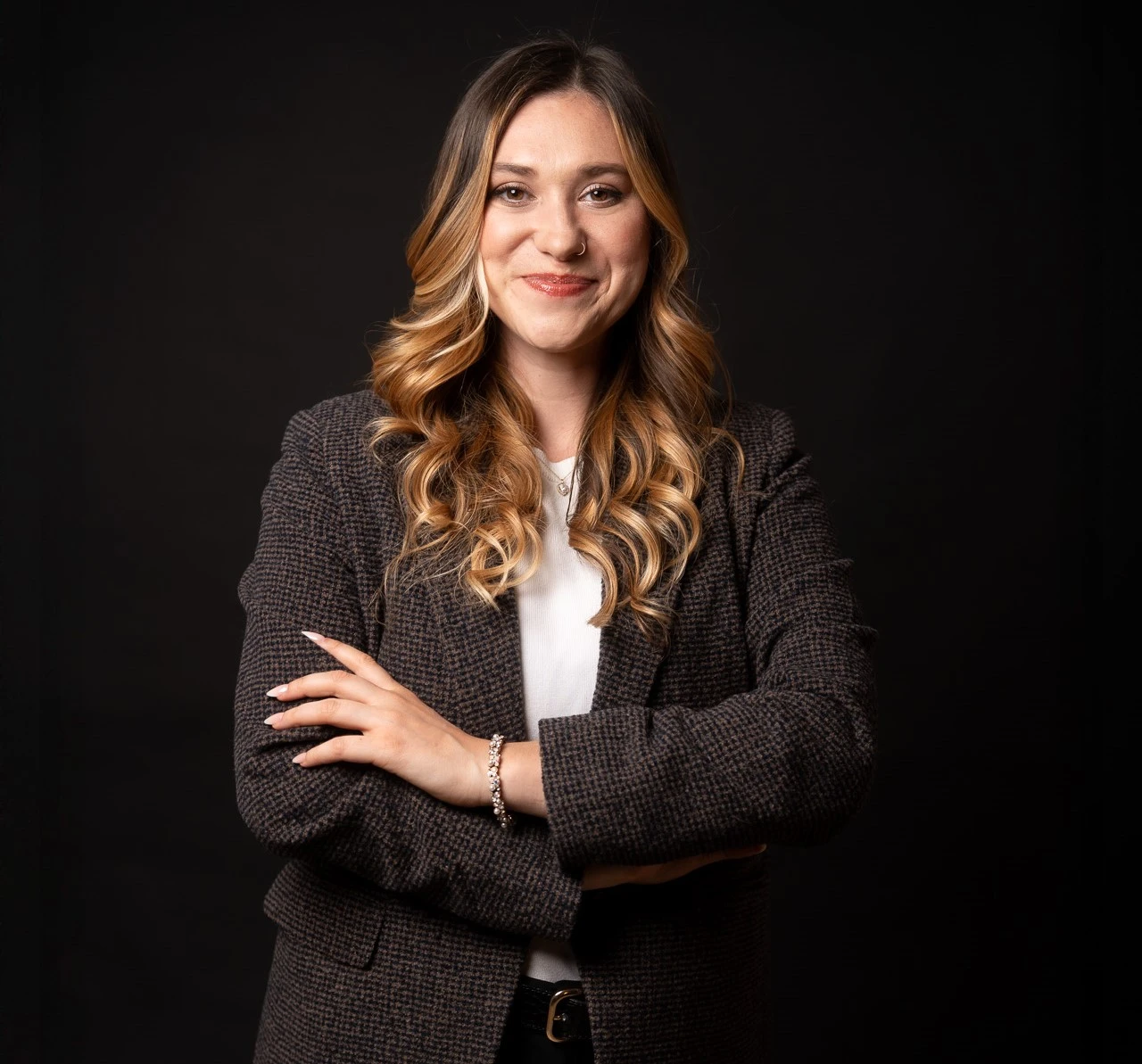 PR-Beraterin Lucia sitzt an einem kleinen Tisch, auf dem ein Telefon mit Wählscheibe und langer Schnur steht. Sie hält den Hörer ans Ohr. Lucia entwickelt strategische PR-Konzepte und unterstützt kleine und mittlere Unternehmen (KMU) bei ihrer Öffentlichkeitsarbeit.